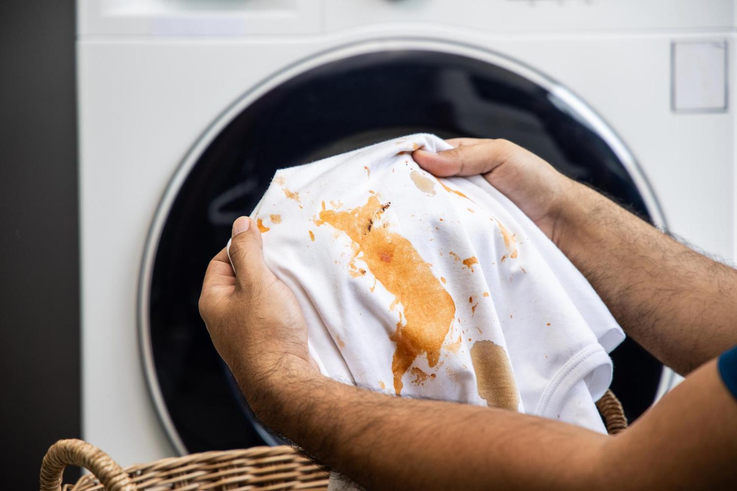 como tirar mancha amarela de roupa guardada