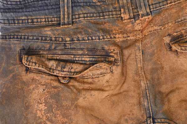 como tirar mancha de barro da calça jeans