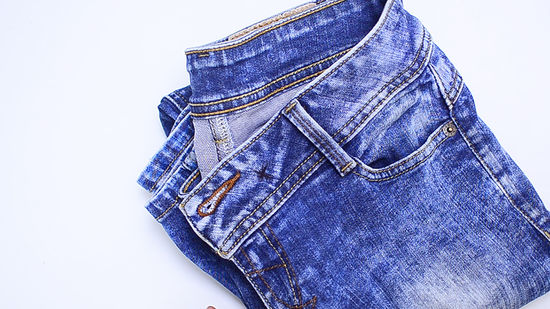 Os melhores produtos para remover manchas difíceis da roupa