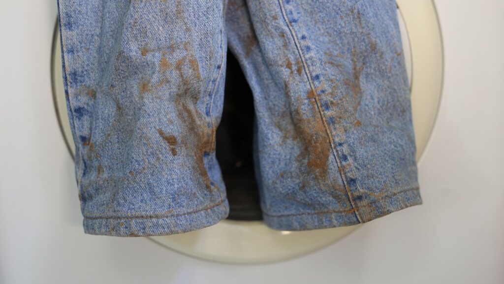 como tirar mancha de barro da calça jeans
