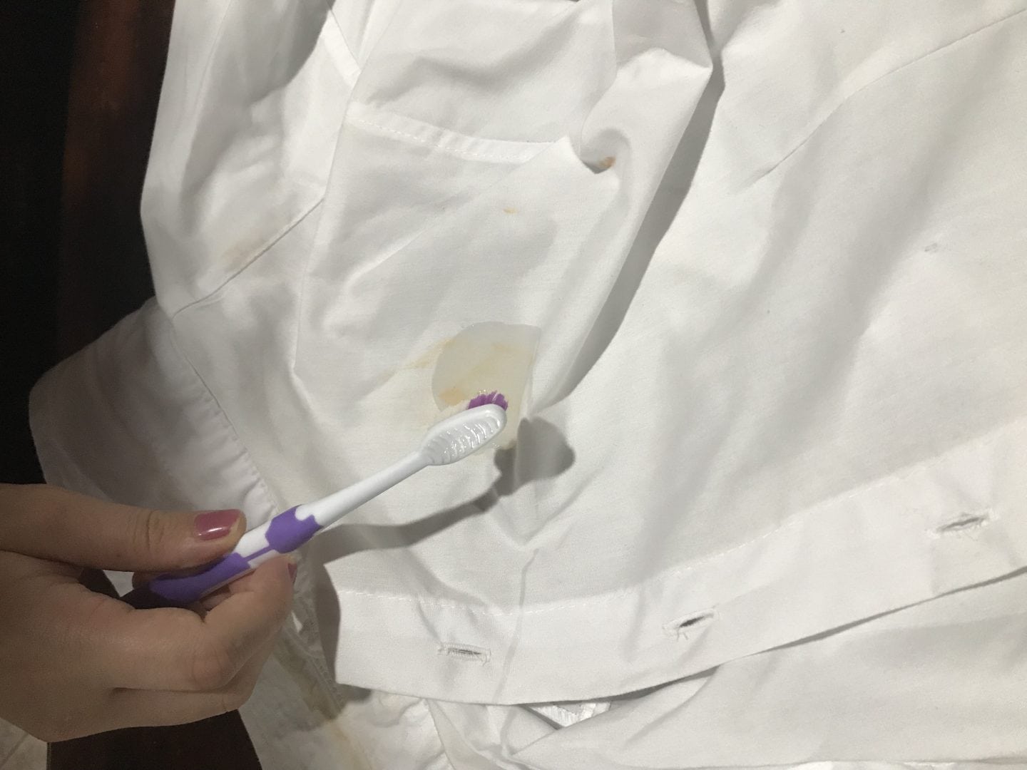 Guia completo: Como tirar mancha de maquiagem de qualquer tecido