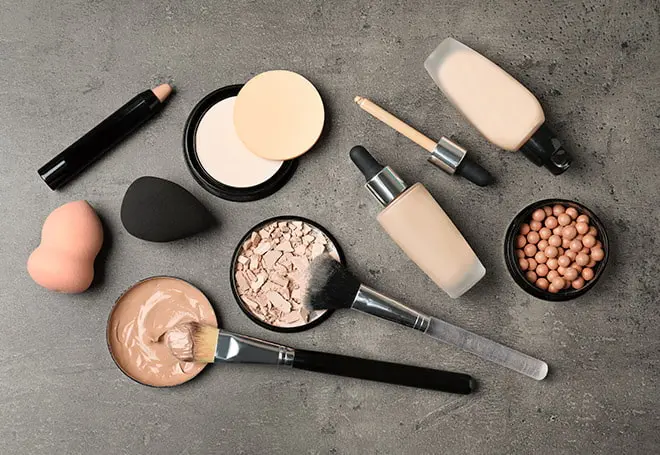 SOS Mancha: O que fazer quando a base cai na roupa na hora H