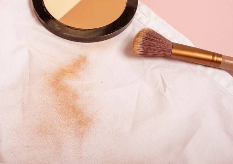 SOS Mancha: O que fazer quando a base cai na roupa na hora H