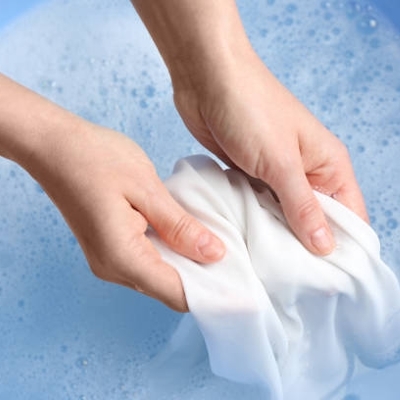 Guia completo: Como tirar mancha de maquiagem de qualquer tecido