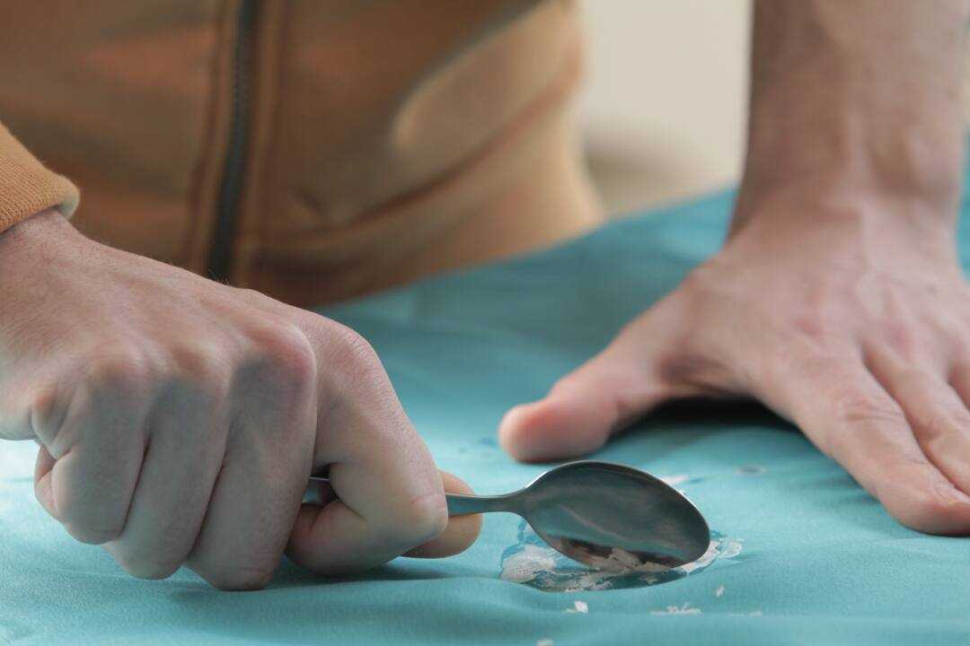 como tirar mancha de cola da roupa