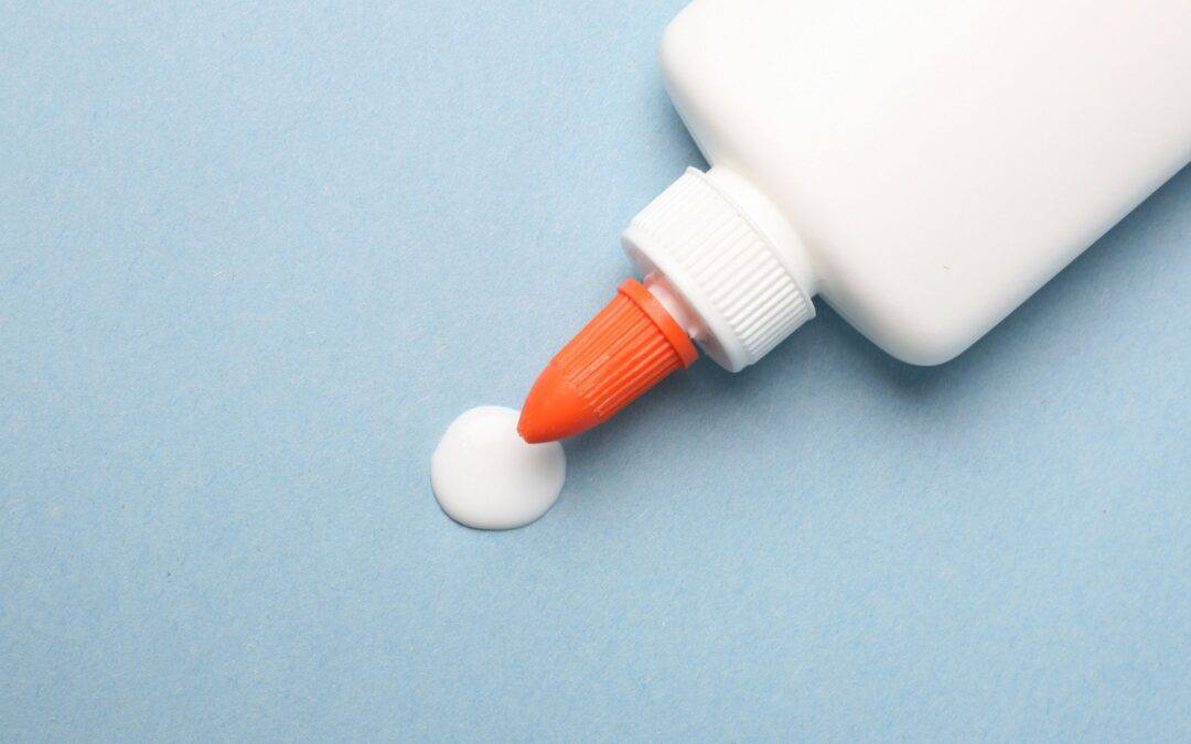 Cuidados essenciais ao remover cola de roupas delicadas