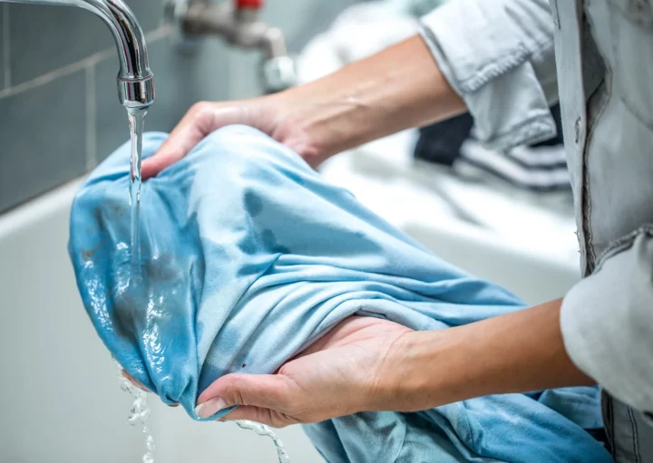 como tirar mancha de desodorante da roupa colorida