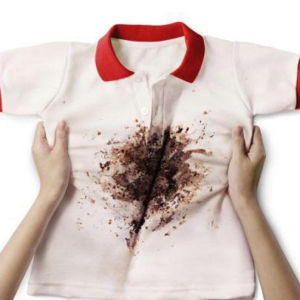 como tirar mancha de lama seca da roupa