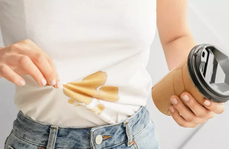 como tirar mancha de lama seca da roupa