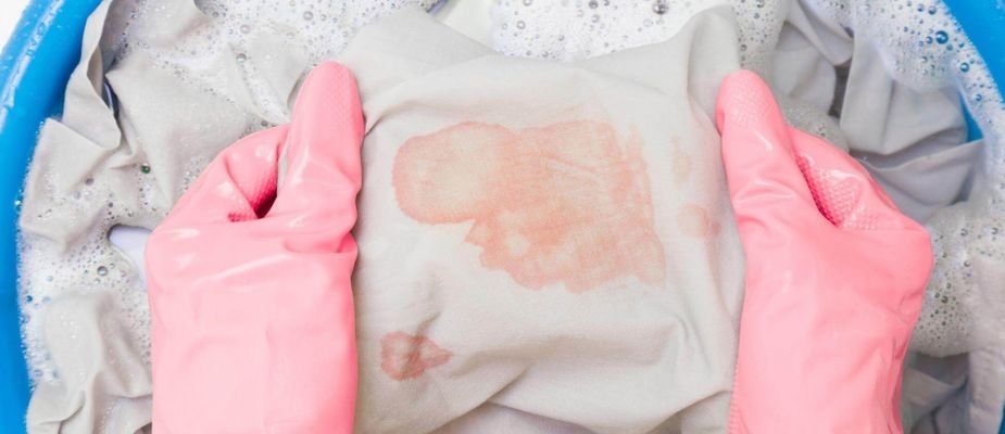 limpar barro de tecido branco