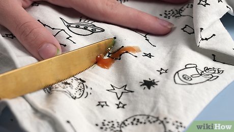 como tirar mancha de molho de tomate da roupa