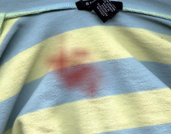 Como evitar que roupas coloridas manchem na lavagem?