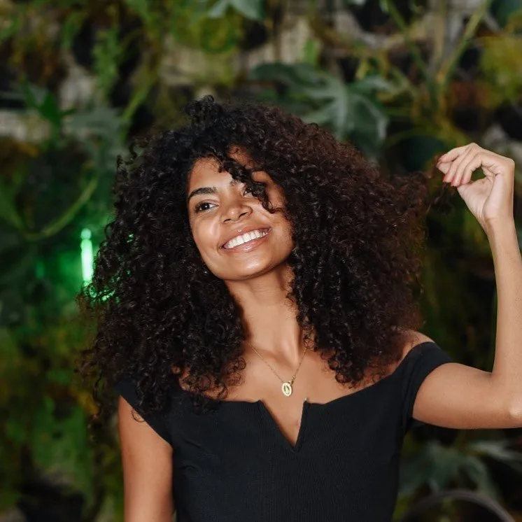5 Dicas Infalíveis para Dizer Adeus ao Frizz em Cabelos Cacheados