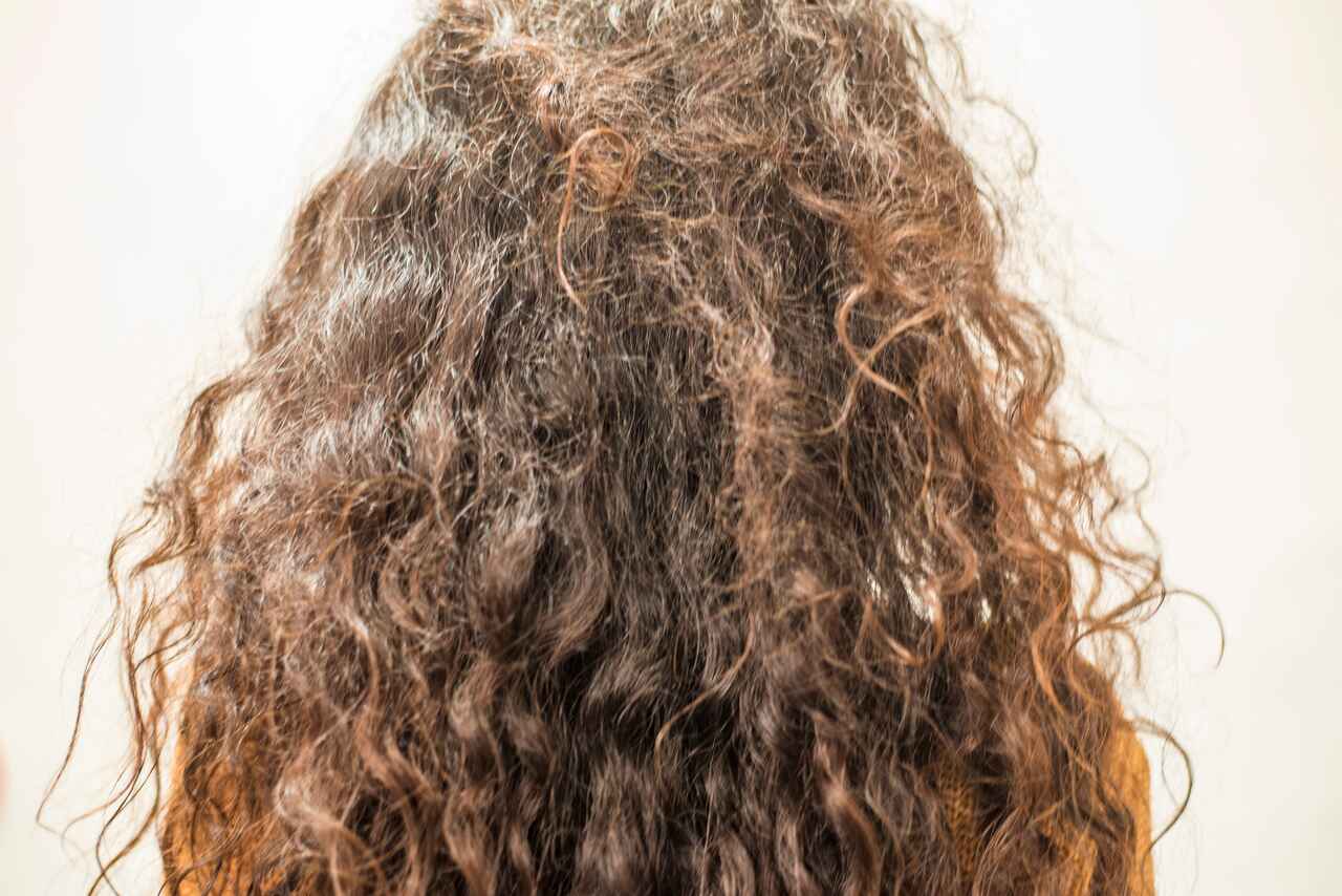 Finalização Anti-Frizz: O Segredo para Cachos Definidos e Sem Arrepios