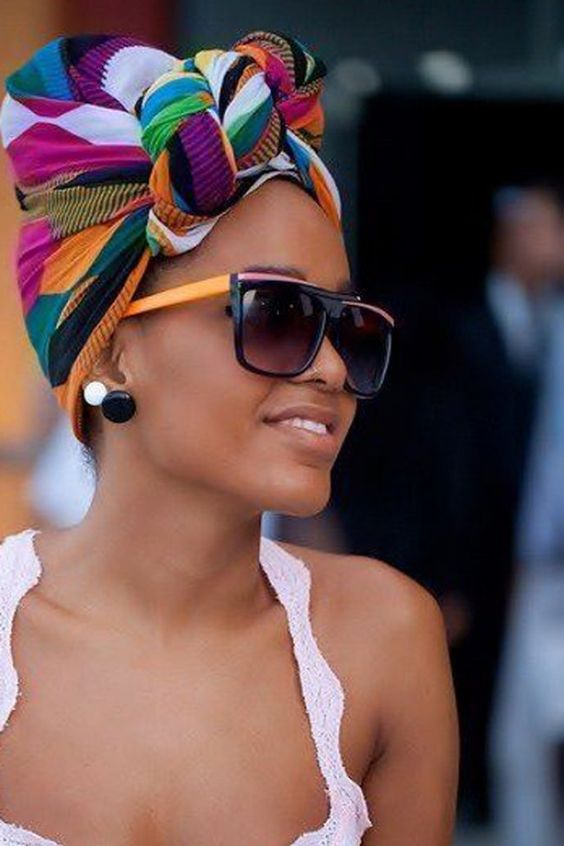 Transforme seu Look: 10 Maneiras Criativas de Usar Lenços Além da Cabeça