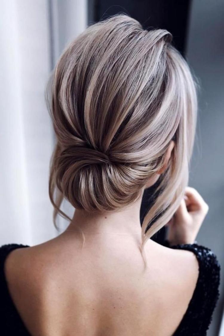 coque baixo cabelo curto
