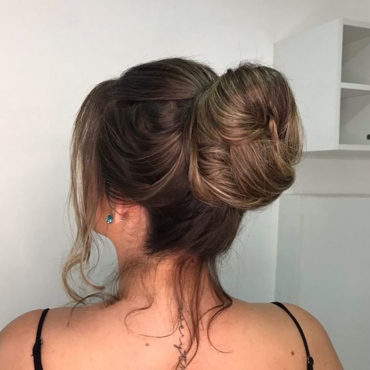 5 ideias de títulos:
1. Coque Frouxo: O Guia Completo para um Penteado Despojado e Elegante
2. Desmistificando o Messy Bun: Passo a Passo para um Coque Frouxo Perfeito
3. Variações de Coque Frouxo: Do Casual ao Sofisticado
4. Dicas de Ouro para um Coque Frouxo Duradouro
5. Coque Frouxo para Todos os Tipos de Cabelo: Tutoriais e Inspirações