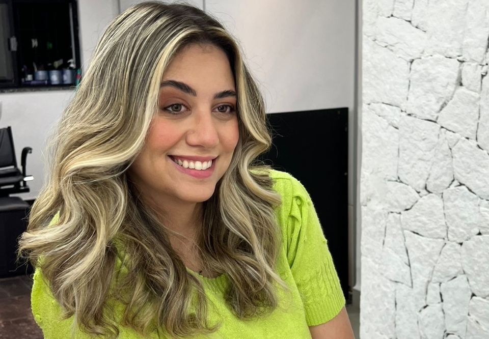 cor de cabelo loiro escuro