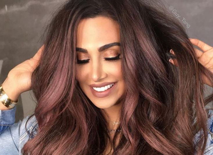 Cores Ousadas em Cabelos Morenos: Platinado e Preto Azulado