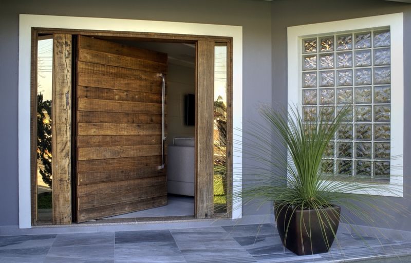 5 Ideias de Títulos para Posts sobre Cores de Portas:
1. As Cores de Portas de Madeira que Vão Dominar 2026: Tendências e Inspirações
2. Do Natural ao Ousado: Guia Completo das Cores de Portas para sua Casa
3. Renove sua Porta: Descubra as Cores que Transformam Ambientes em 2026
4. Portas Coloridas: A Nova Tendência para Criar Pontos de Destaque na Decoração
5. Acabamentos Clássicos vs. Cores Vibrantes: Qual a Melhor Escolha para sua Porta?