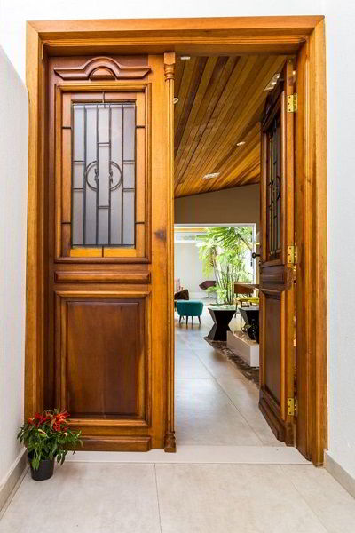 5 Ideias de Títulos para Posts sobre Cores de Portas:
1. As Cores de Portas de Madeira que Vão Dominar 2026: Tendências e Inspirações
2. Do Natural ao Ousado: Guia Completo das Cores de Portas para sua Casa
3. Renove sua Porta: Descubra as Cores que Transformam Ambientes em 2026
4. Portas Coloridas: A Nova Tendência para Criar Pontos de Destaque na Decoração
5. Acabamentos Clássicos vs. Cores Vibrantes: Qual a Melhor Escolha para sua Porta?