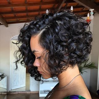 tendências de corte para cacheadas curtas 2026