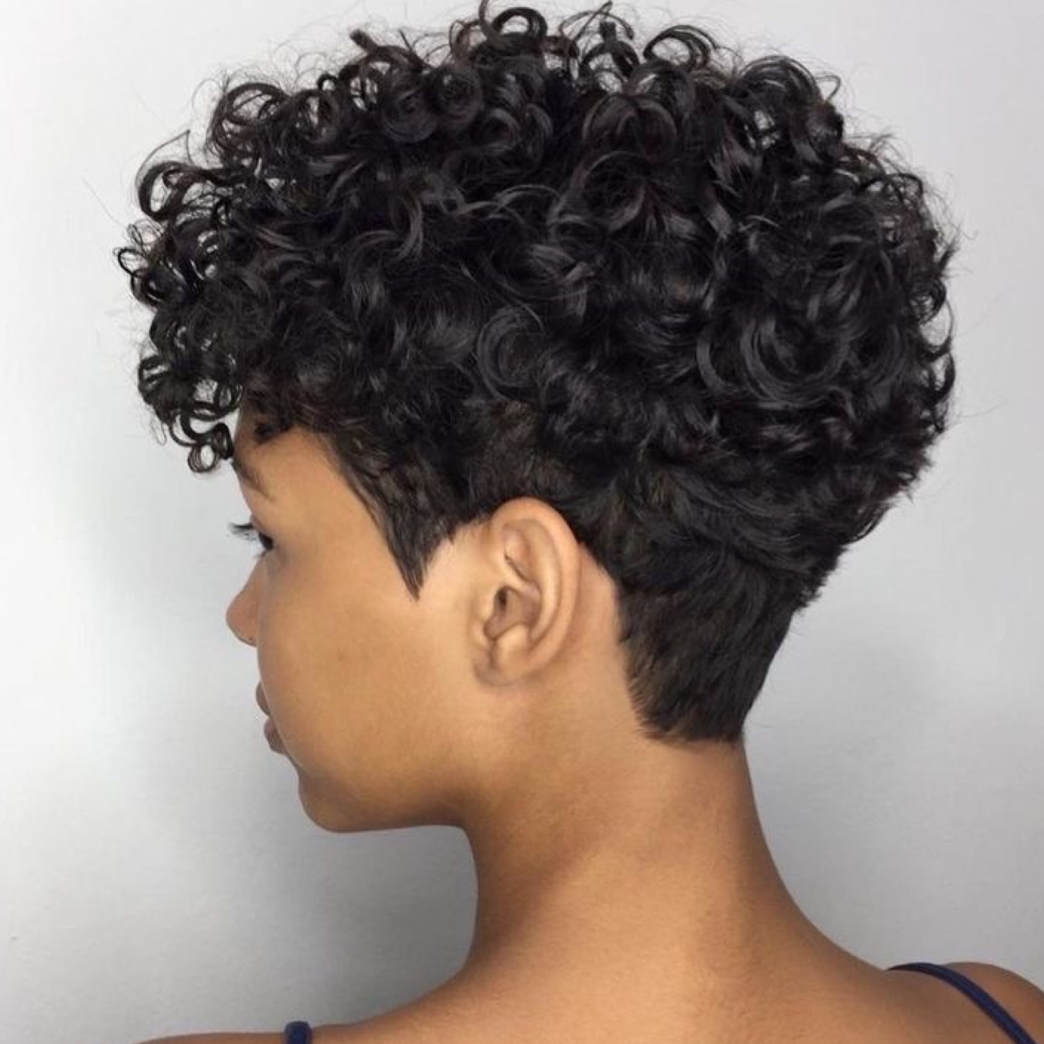 melhores cortes para rosto redondo cabelo cacheado curto