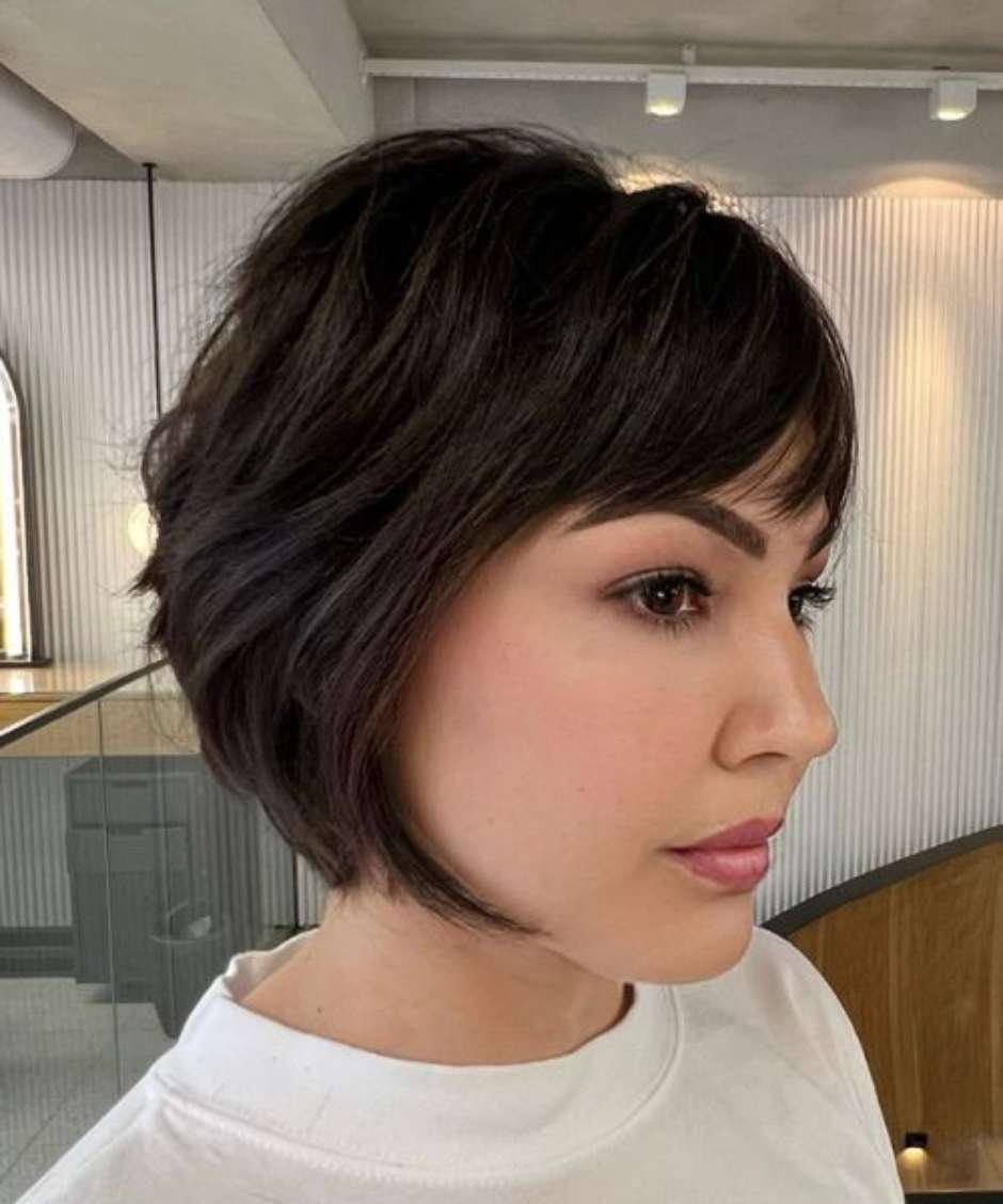 corte de cabelo curto repicado em camadas com franja