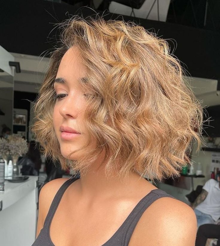 corte de cabelo curto repicado em camadas com franja