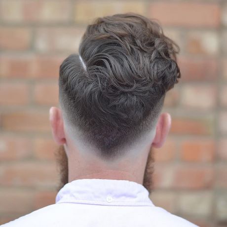 corte em v cabelo cacheado masculino