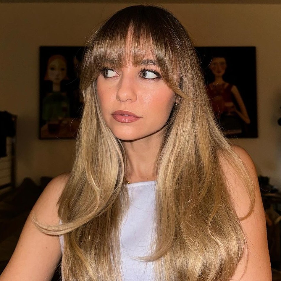 corte de cabelo longo liso com franja desfiada