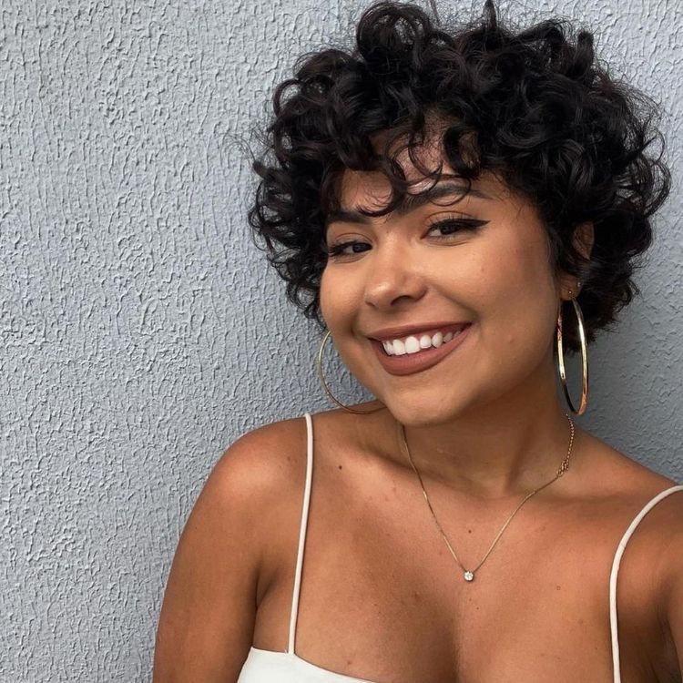 tendências de corte de cabelo para rosto redondo