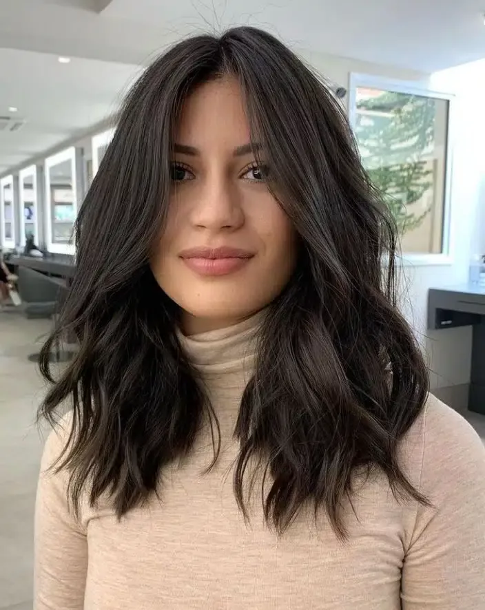 tendências de corte de cabelo para rosto redondo