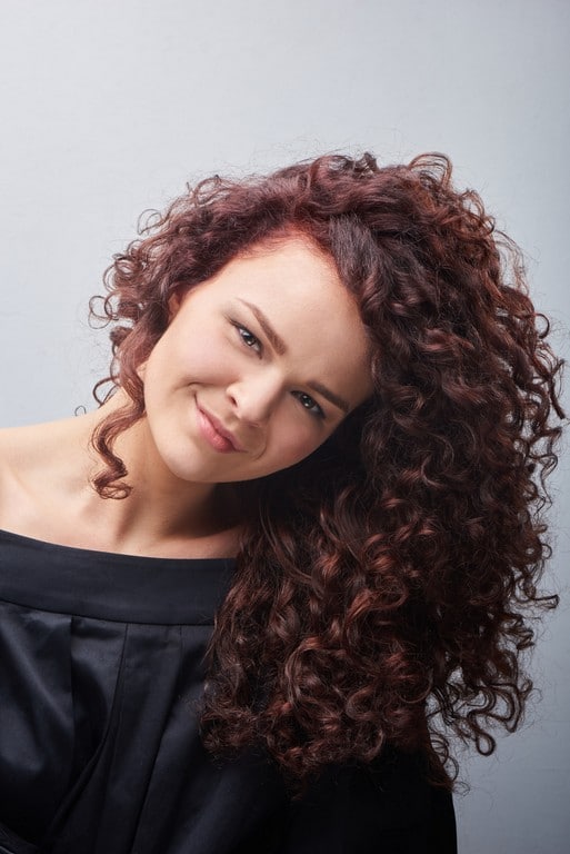 1. Corte em V Feminino: Guia Completo para Movimento e Volume; 2. Fade em V Masculino: O Degradê Perfeito com Riscos de Navalha; 3. Corte em V ou U? Entenda as Diferenças e Escolha o Ideal para Você; 4. Como o Corte em V Pode Rejuvenescer e Modernizar seu Visual; 5. Onde Fazer o Corte em V: Melhores Salões e Barbearias no Brasil