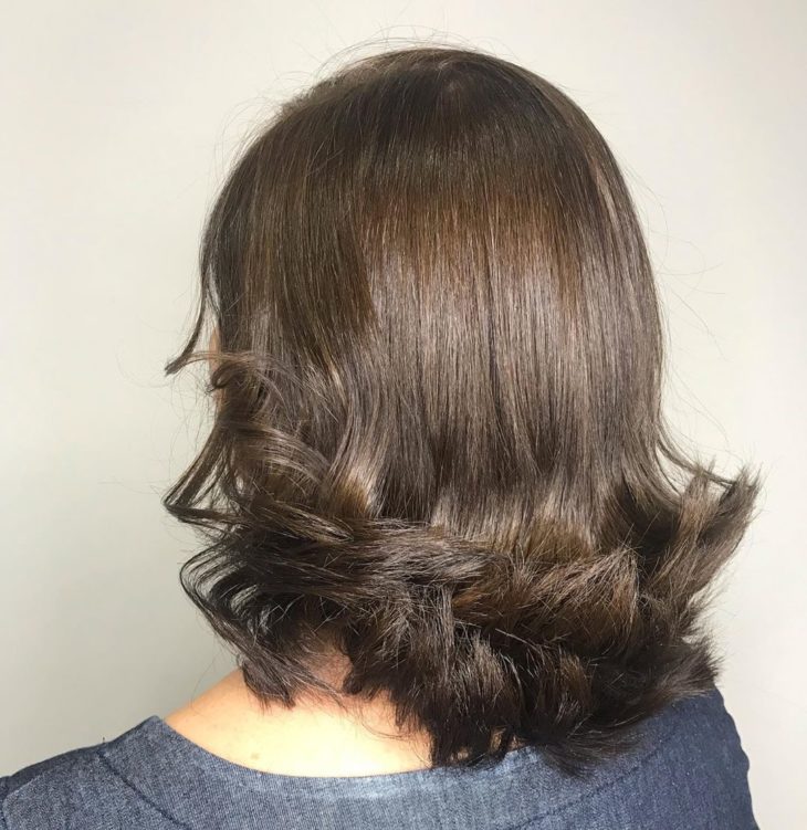 1. Corte em V Feminino: Guia Completo para Movimento e Volume; 2. Fade em V Masculino: O Degradê Perfeito com Riscos de Navalha; 3. Corte em V ou U? Entenda as Diferenças e Escolha o Ideal para Você; 4. Como o Corte em V Pode Rejuvenescer e Modernizar seu Visual; 5. Onde Fazer o Corte em V: Melhores Salões e Barbearias no Brasil