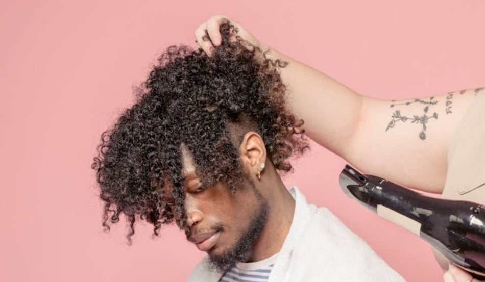 cabelo cacheado masculino
