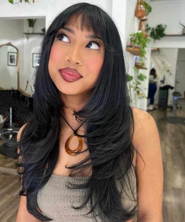 cortes de cabelo médio repicado com franja para 2024