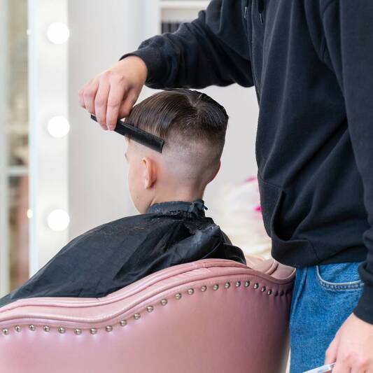 melhores cortes de cabelo liso para meninos