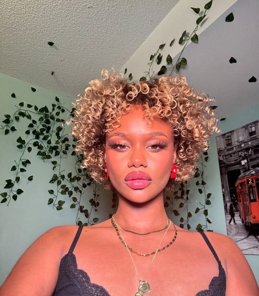 quanto custa um corte de cabelo médio moderno 2025