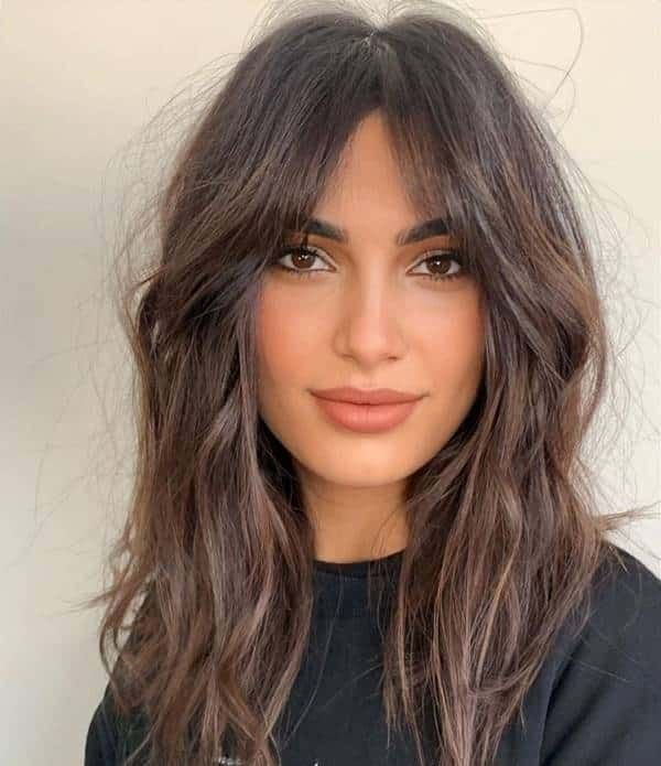 Cortes masculinos que valorizam o rosto oval e disfarçam a testa