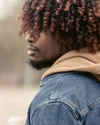 corte coração cabelo cacheado masculino