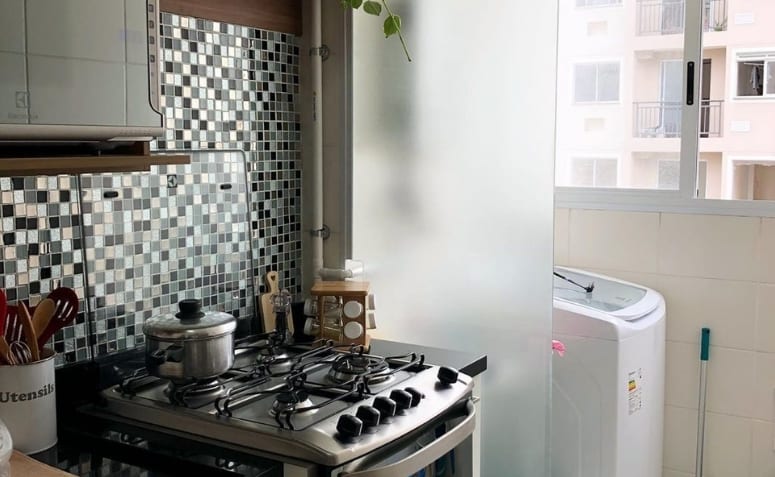 Cozinha corredor com lavanderia integrada