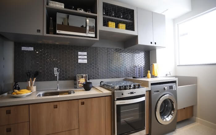 Cozinha integrada com lavanderia moderna