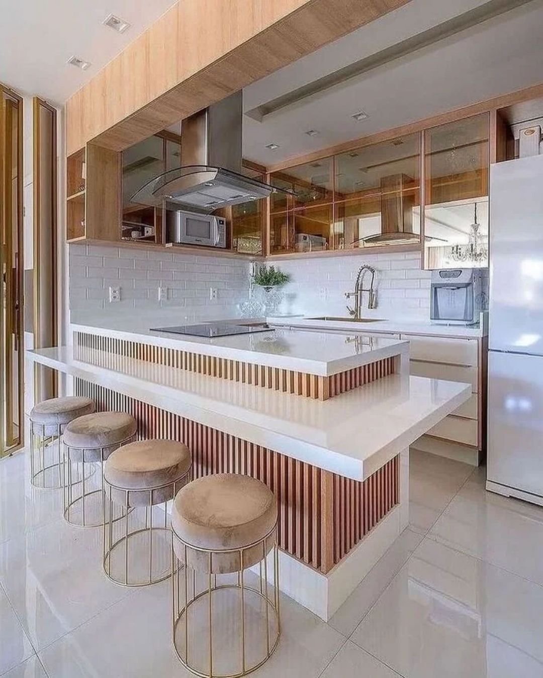 cozinha planejada pequena com microondas