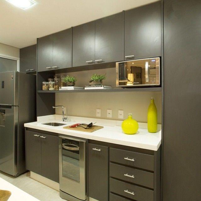 cozinha planejada pequena com nichos