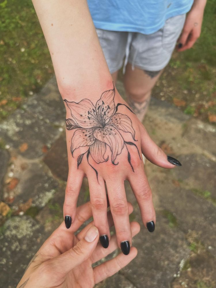 cuidados tatuagem flor na mão cicatrização