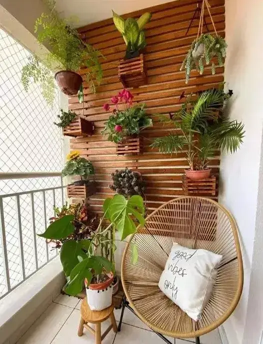 Transforme sua Varanda Pequena em um Refúgio de Verão com Pouco Espaço