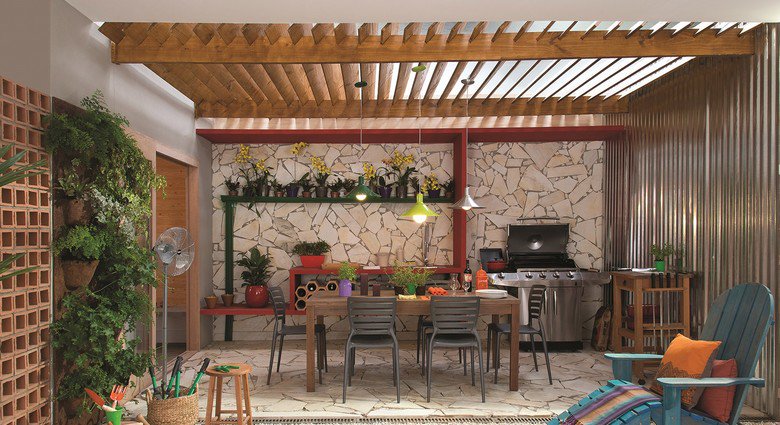 Transforme sua Varanda Pequena em um Refúgio de Verão com Pouco Espaço