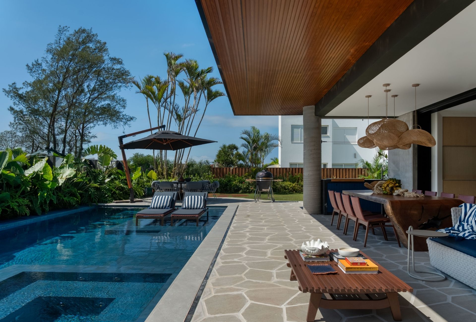 Transforme sua Varanda Pequena em um Refúgio de Verão com Pouco Espaço