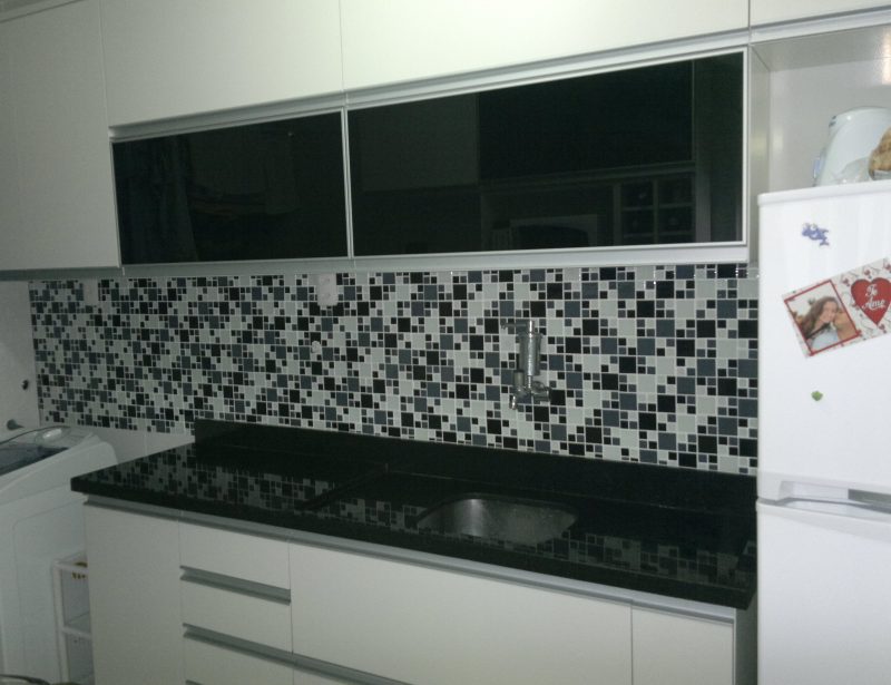 DIY: Aplique pastilhas adesivas na cozinha em 5 passos simples